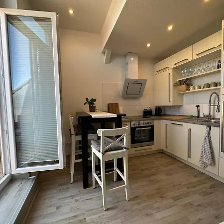 Apartment Gemuetliche Neurenovierte Dachgeschosswohnung *